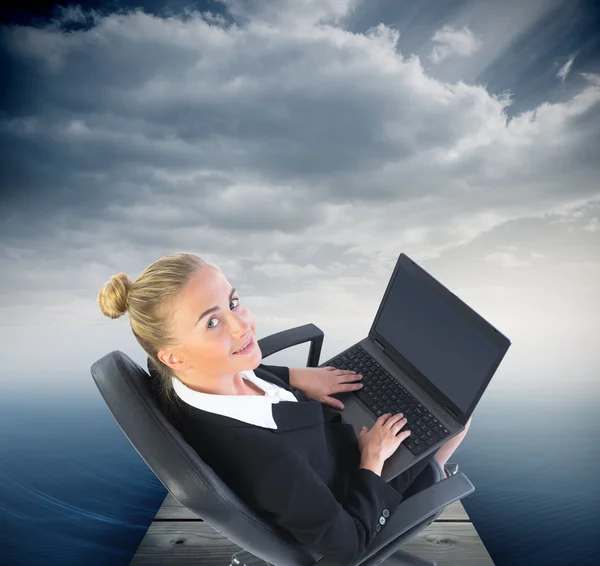 Złożony obraz kobieta siedzi na Krzesło obrotowe z laptopa — Zdjęcie stockowe
