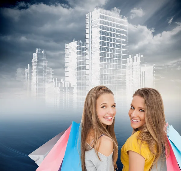Twee jonge vrouwen met boodschappentassen — Stockfoto