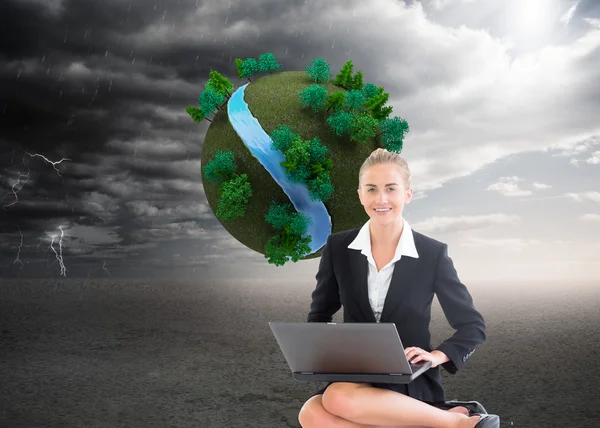 Samengestelde afbeelding van zakenvrouw met behulp van laptop — Stockfoto