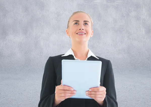 Imagen compuesta de la mujer de negocios sosteniendo la tableta —  Fotos de Stock