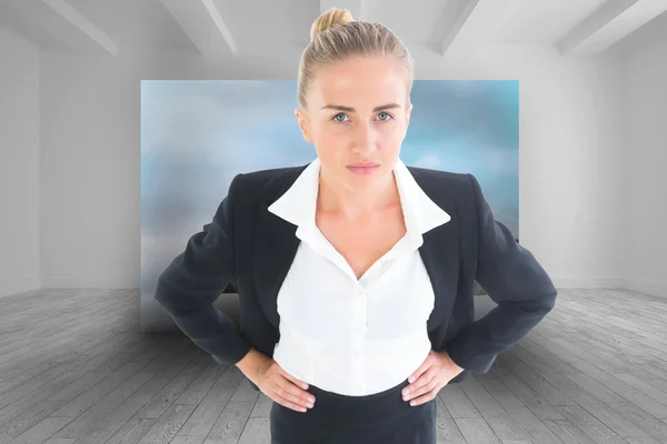Image composite de femme d'affaires debout avec les mains sur les hanches — Photo