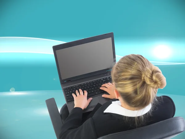 Sammansatt bild av affärskvinna sitter på snurrfåtölj med laptop — Stockfoto