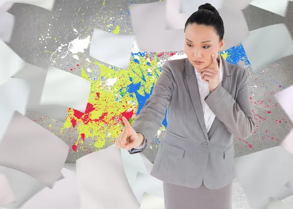 Non sorridente pensiero asiatico businesswoman indicando — Foto Stock