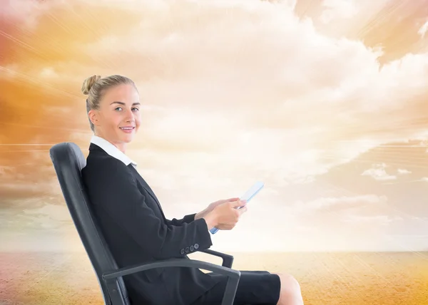 Samengestelde afbeelding van zakenvrouw zittend in een draaistoel bedrijf — Stockfoto