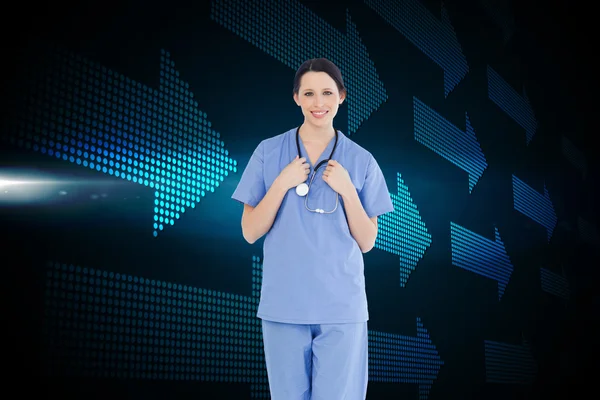 Imagen compuesta de pasante médico sonriente usando un short-s azul — Foto de Stock