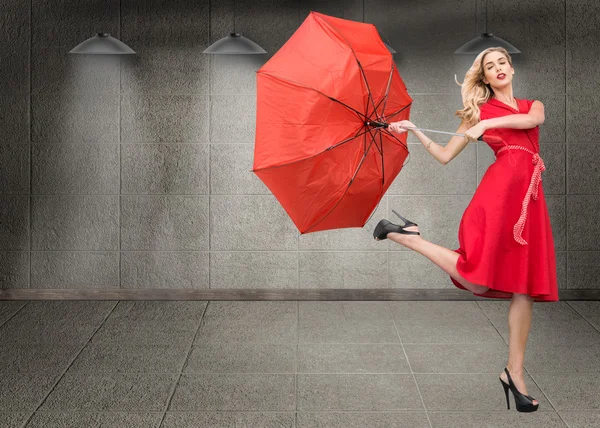 Sammansatt bild av eleganta blond anläggning paraply — Stockfoto