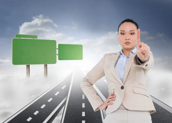 Unsmiling asiatico businesswoman indicando — Foto Stock