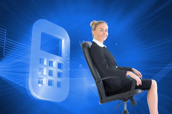 Композитный образ деловой женщины, сидящей в поворотном кресле — стоковое фото