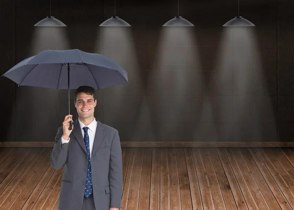 Felice uomo d'affari con in mano un ombrello grigio — Foto Stock