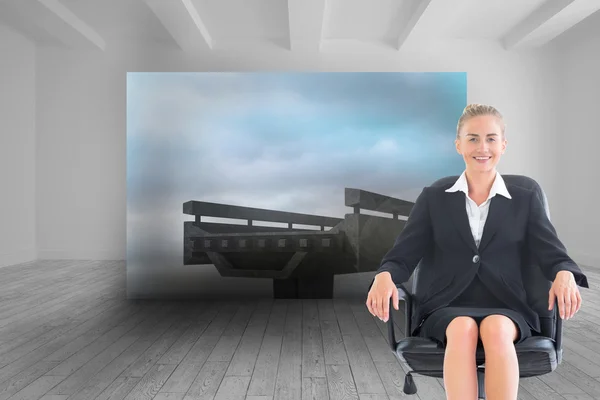 Imagem composta de empresária sentada em cadeira giratória em blac — Fotografia de Stock