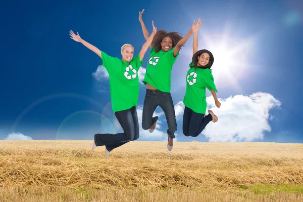 Три экологических активиста прыгают и улыбаются — стоковое фото
