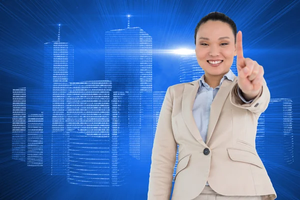 Композитный образ улыбающейся азиатской предпринимательницы, указывающей — стоковое фото