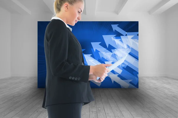 Imagen compuesta de la mujer de negocios sosteniendo la tableta —  Fotos de Stock