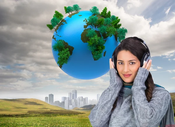 Model wearing winter clothes listening to music — Stock Photo, Image