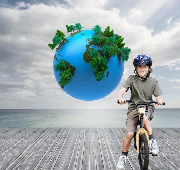 Menino com sua bicicleta em um parque — Fotografia de Stock