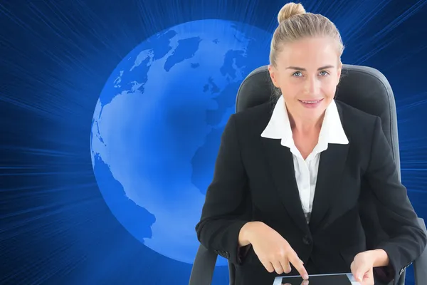 Złożony obraz kobieta siedzi na Krzesło obrotowe z tabletem — Zdjęcie stockowe