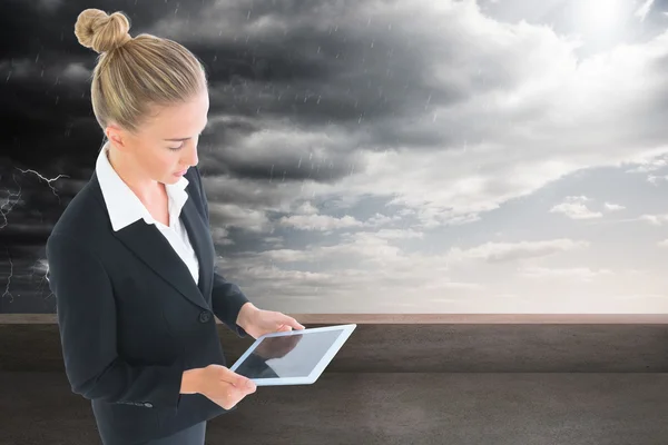 Mulher de negócios loira segurando novo tablet — Fotografia de Stock