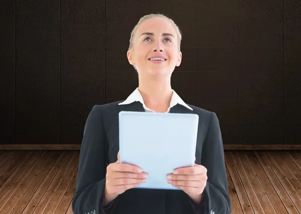 Imagen compuesta de la mujer de negocios sosteniendo la tableta —  Fotos de Stock