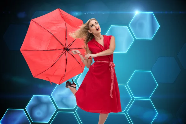 Zusammengesetztes Bild der eleganten Blondine mit Regenschirm — Stockfoto