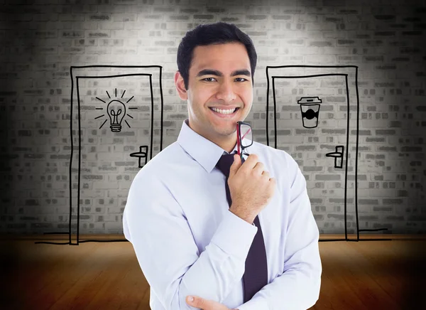 Imagem composta de homem de negócios sorridente segurando óculos — Fotografia de Stock