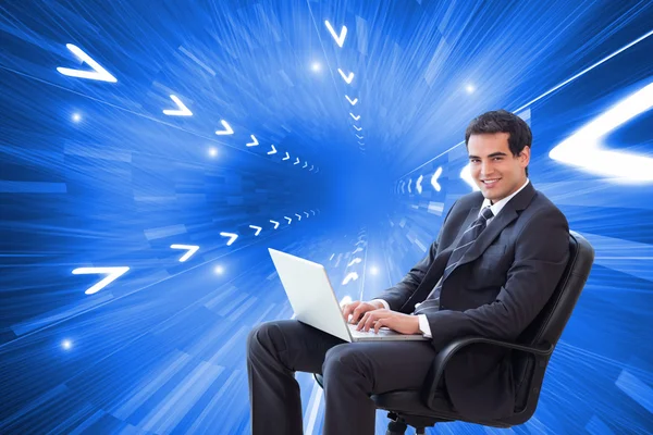 Podnikatel sedí na křesle pracující s přenosným počítačem — Stock fotografie