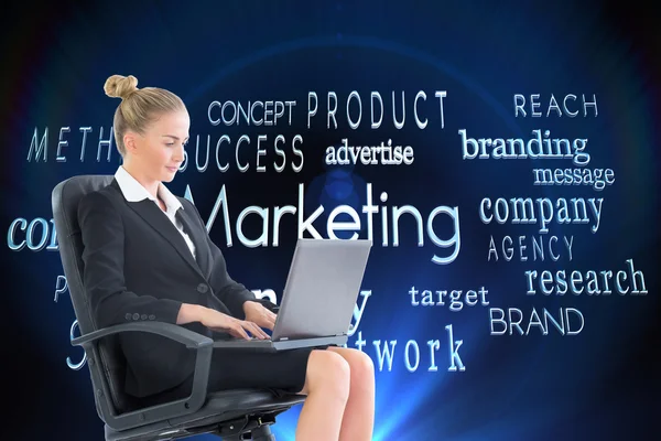Sammansatt bild av affärskvinna sitter på snurrfåtölj med laptop — Stockfoto
