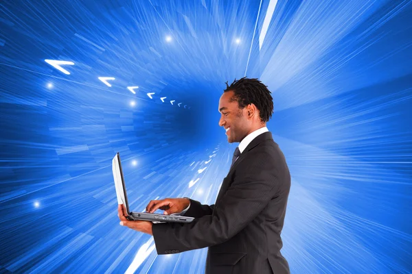 Immagine composita di uomo d'affari che lavora su laptop — Foto Stock