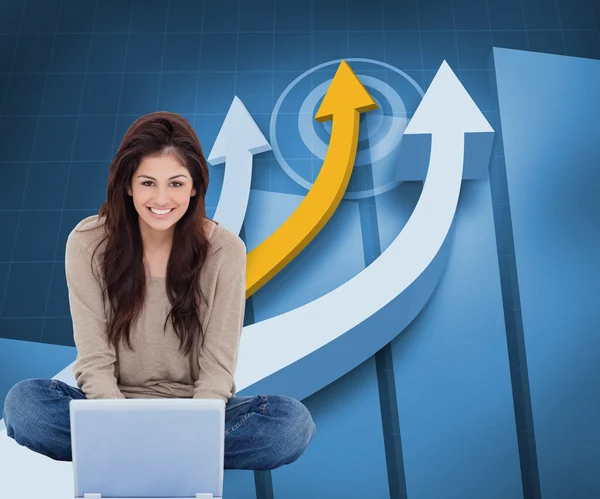 Woman looking forward in front of her laptop — Stock Photo, Image