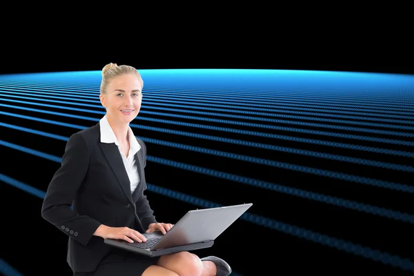 Immagine composita di donna d'affari utilizzando il computer portatile — Foto Stock