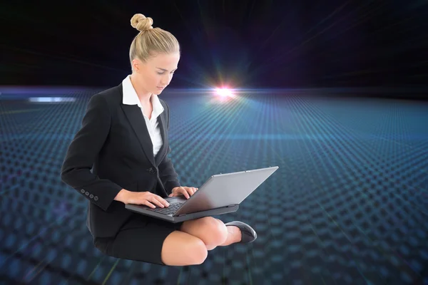 Imagen compuesta de la mujer de negocios utilizando el ordenador portátil —  Fotos de Stock