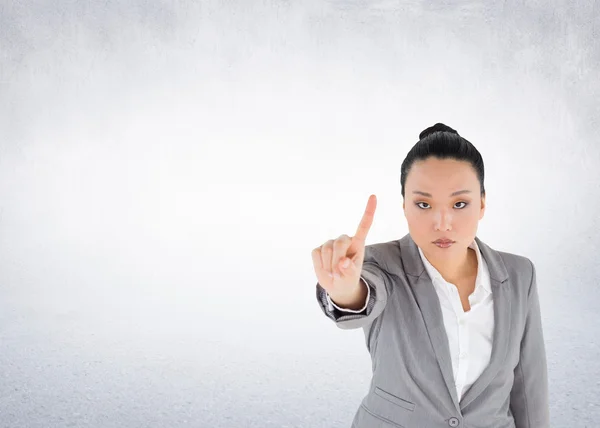 Lächelnde asiatische Geschäftsfrau zeigt — Stockfoto