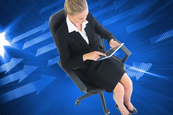 Samengestelde afbeelding van zakenvrouw zittend op een bureaustoel met Tablet PC — Stockfoto