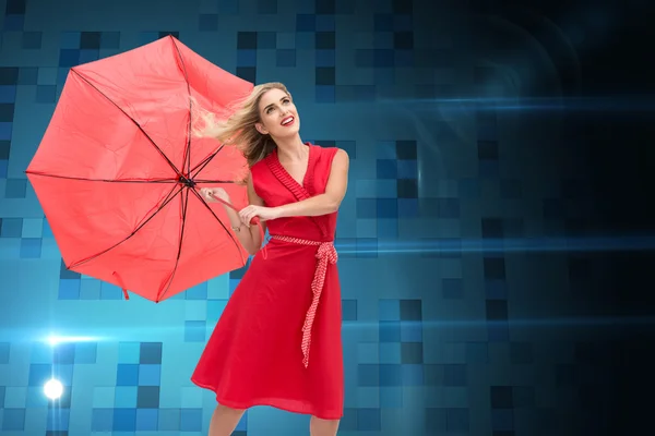 Elegante feliz loira segurando guarda-chuva — Fotografia de Stock