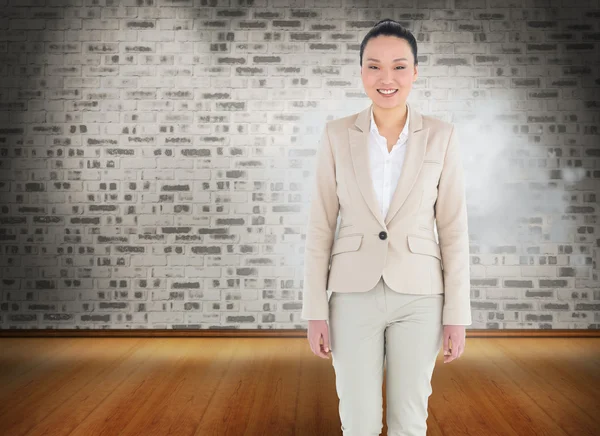 Lächelnde asiatische Geschäftsfrau zu Fuß — Stockfoto