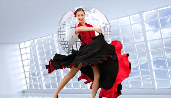 Танцююча жінка в червоній і чорній сукні — стокове фото