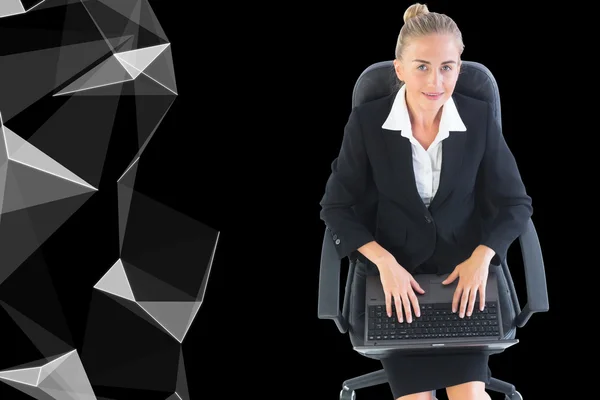 Samengestelde afbeelding van zakenvrouw zittend op een bureaustoel met laptop — Stockfoto