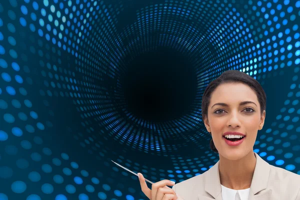 Mujer de negocios sonriente sosteniendo una pluma — Foto de Stock