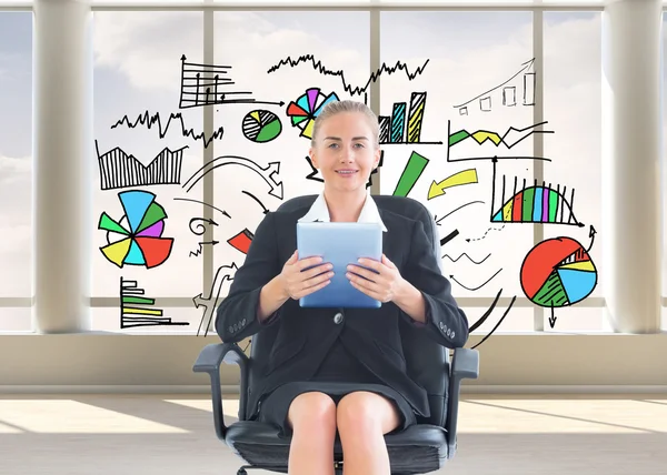 Složený obraz podnikatelka sedí na otočná židle s tabletem — Stock fotografie