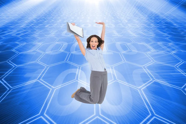 Bild einer glücklichen Geschäftsfrau, die im Haltegriff springt — Stockfoto