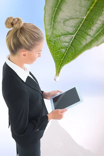 Immagine composita di donna d'affari in possesso di tablet — Foto Stock