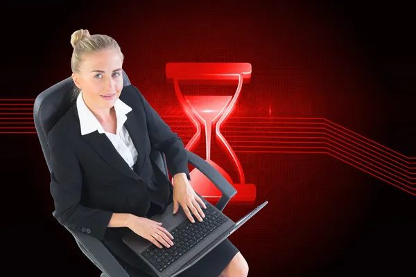 Złożony obraz kobieta siedzi na Krzesło obrotowe z laptopa — Zdjęcie stockowe