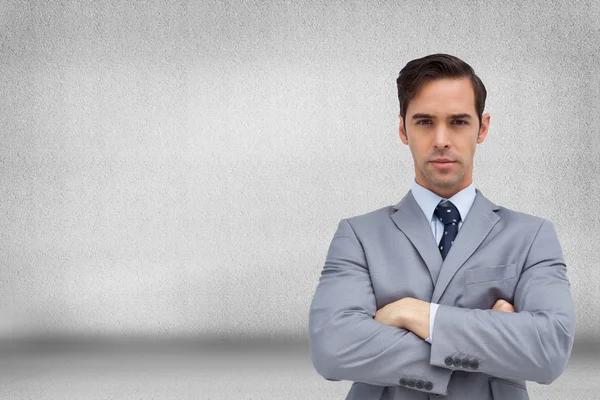 Zakenman op zoek naar camera — Stockfoto