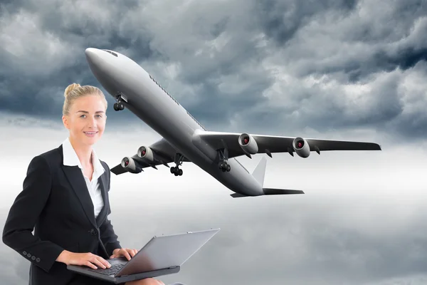 Kompositbild einer Geschäftsfrau mit Laptop — Stockfoto