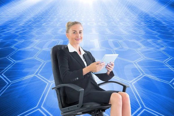 タブレットと回転椅子に座っている実業家の合成画像 — ストック写真