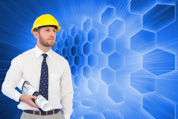 Imagen compuesta del joven arquitecto posando con casco y plano —  Fotos de Stock