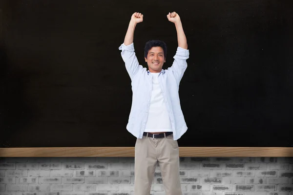 Cheering mâle avec les bras levés — Photo