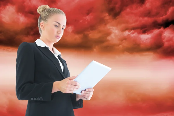 Samengestelde afbeelding van zakenvrouw houden van Tablet PC — Stockfoto