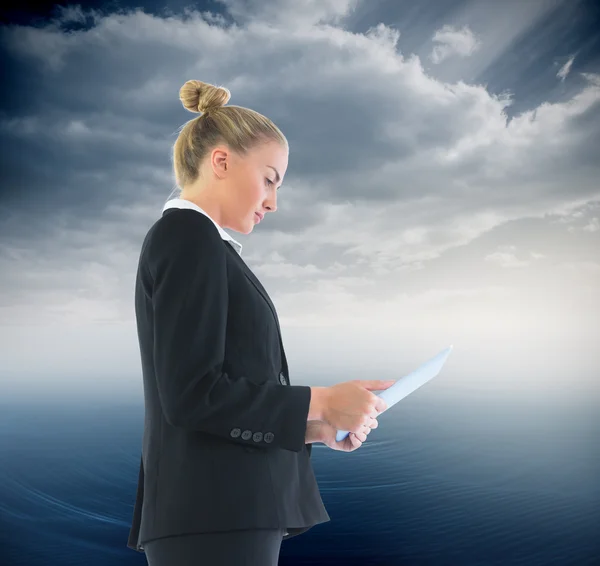 Bild einer Geschäftsfrau mit Tablet — Stockfoto