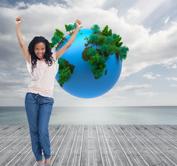 Joyeux jeune femme est debout avec ses mains dans l'air — Photo