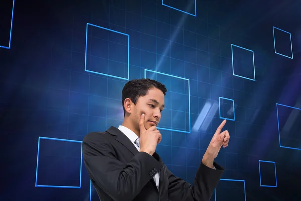 Compuesto imagen de reflexivo asiático hombre de negocios señalando — Foto de Stock